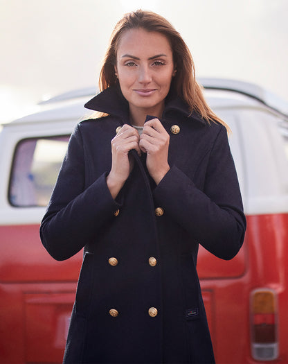 Vrouw draagt de donkerblauwe Detroit damescaban tijdens een wandeling, wat de elegante pasvorm benadrukt.