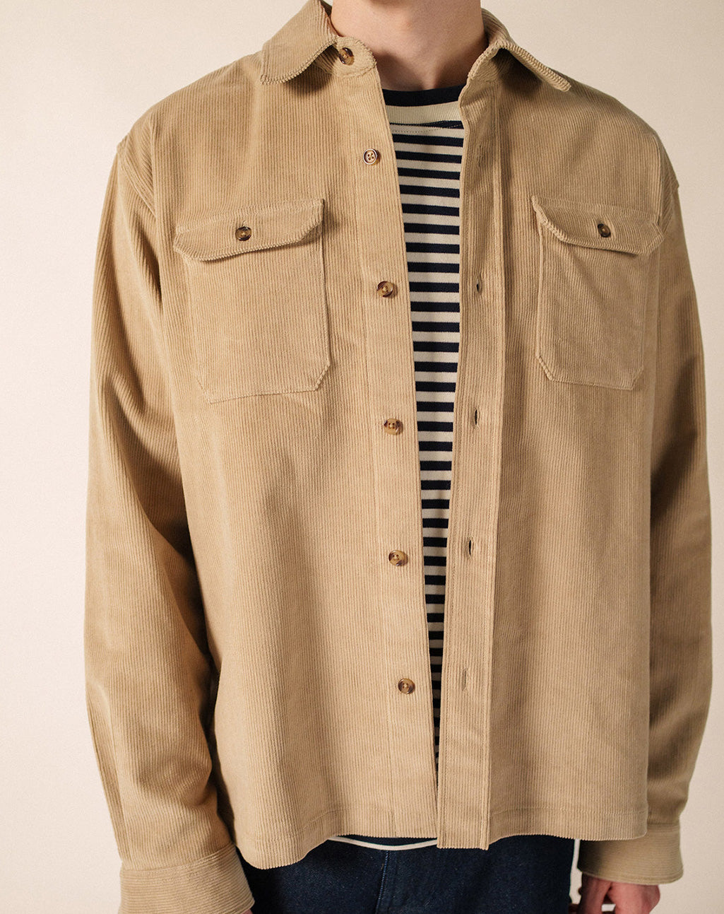 Close-up van de ribfluwelen textuur en de klepzak met knoop van het ST FIRMIN overshirt