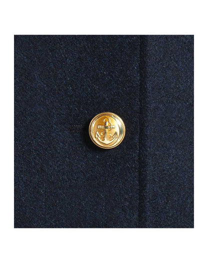 Detailopname van de gouden messing knopen met maritieme ankerdetails op de Detroit schippersjas.